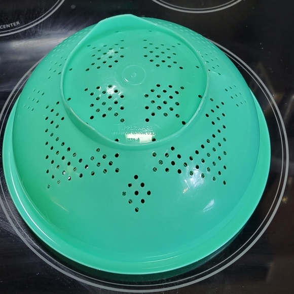 VERY VINTAGE GREEN Tupperware sieve, colander 339-8 with straining lid 516-7 - Picture 7 of 9